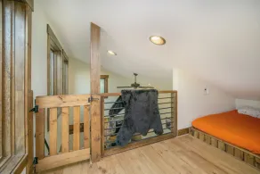 Husky Hideaway - Mountain views, Pet-friendly, Wi-Fi, and King Bed. - Image 4