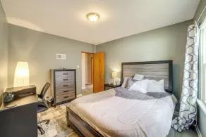 Spacious & Peaceful Suburban Home in Lansing! - Image 5