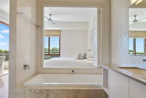 Penthouse apartment in central Point Lookout.  Walk to beach. - Image 3