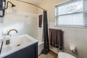 Family and pet friendly home w/fire pit and only 5 min from beach access  - Image 5