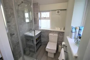 Stylish 3 Bedroom Loft Apartment - Free Parking - Fast WiFi - by PROPERTY PROMISE - Image 4