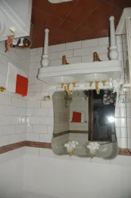 Villa surrounded by greenery - Image 5