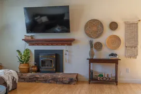 Comfy home,  30 min to Yosemite, fenced in yard, game room, prof decorated! - Image 2