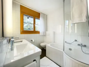Prime location Apartment 300 meters lift - Image 2