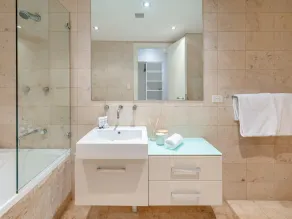 Modern apartment with Large Courtyard - Image 2