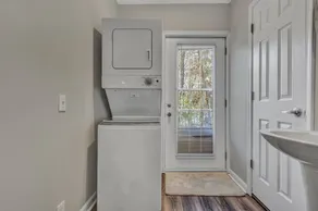 Beautiful Renovated Lake Cottage in SW County and only minutes from Downtown! - Image 4
