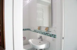 2 Bed Flat - Sleeps 4 - Parking - Wifi - Image 2
