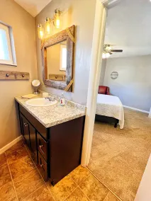 Unique Hexagon Cottage Atop Marina · Boat Parking · 3 En Suite Baths · Pets okay - Image 4