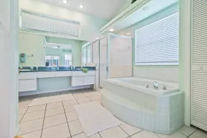 Relaxing Gulf Getaway Heated Pool, Covered Patio & Prime Location Near Parks, Beaches & Attractions! - Image 4