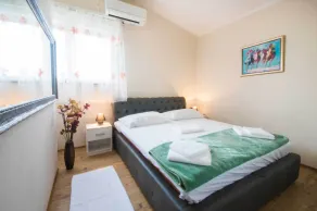 Beach within a few minutes, 2 bedrooms, private pool, completely fenced - Image 4