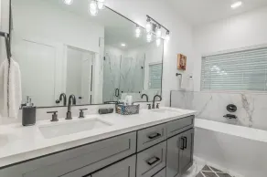 Cozy Duplex Mins to DT/ MCTR, free wi-fi/ Parking - Image 2