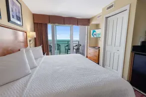 Amazing Pools, Direct Oceanfront Studio, King bed - Image 5