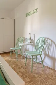 Room with two single beds - Image 4