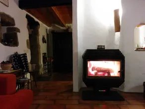 Smukt beliggende autentisk sommerhus i natursten med lille pool - Image 2