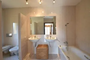 Fantastic Villa, Stunning Sea Views, 8 mins walk to beach, shops & restaurants - Image 4