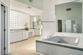 Superbe maison en bord de mer sur une rue calme avec vue sur la baie et l'océan. Jacuzzi! - Image 3