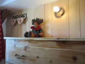 Chalet savoyard typique avec un toit en tavaillons, des murs en tuf et en fuste - Image 2