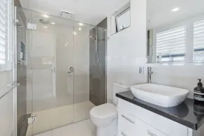 3 bedroom 3 bathroom holiday house with stunning views from all rooms. - Image 4