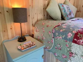 Romantic Ensuite Shepherd's with Countryside views - Image 5