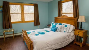 Comfy family-friendly log-sided home with lake frontage and dock - Image 4