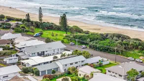 Easy Style Holiday Accommodation Across the Road from the Beach - Image 5