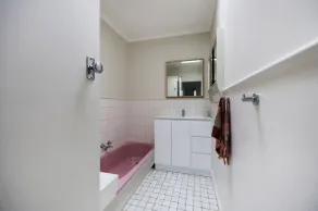 Four bedroom getaway close to the beach - Image 4