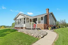 Cozy Cottage at Long Lake in Hartland with plenty of outdoor space! - Image 4
