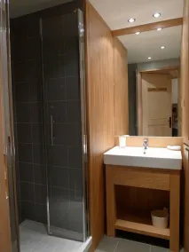 Chalet de 95 m² avec 3 chambres, jardin et terrasse - Vue sur les montagnes - Image 2