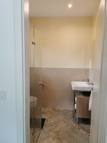 Appartamento moderno, terrazza privata, posizione tranquilla nel cortile storico - Image 4