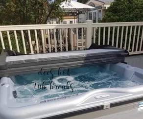 Lakeside Holiday Home with Hot Tub - Image 5