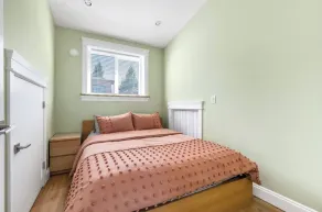 Three bedrooms new laneway house near public transit - Image 4