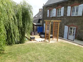 LARGE 4 BEDROOM FARMHOUSE  lots of charm, fully renovated 8+ - Image 4