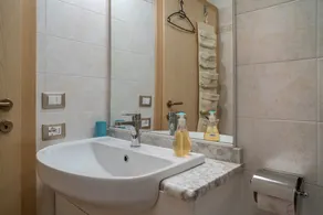 Ferienwohnung \"Villa Fiore\" mit Bergblick, 2 privaten Terrassen und WLAN - Image 4