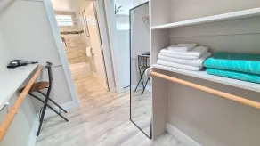 Air Conditioned Studio King Bed Free Laundry - Image 2