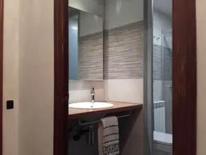 Maison individuelle avec un grand jardin et une immense piscine - Image 2