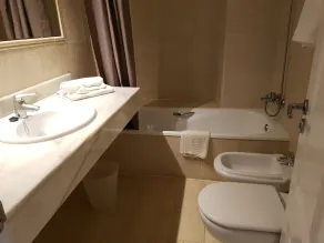 Spacious modern apartment with large terrace and private pool, long & short lets - Image 5