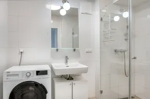 Premium Hernals 3BR w/ Balcony & Elevator, nr Lidlpark, by Blueground - Image 2