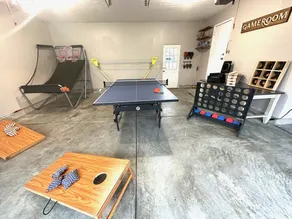 Cheerful 4 bedroom home w/ fireplace & game room - Image 2