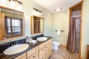 Cabane en rondins 4BR, vues sur les montagnes à longue portée, suite king avec bain à remous, bain à remous, tables de jeux! - Image 4