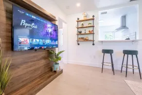 HOT TUB HOUSE ON GOLF COURSE! 10 MINs TO THE BEACH - Image 2