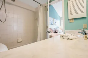 Ocean-view 4th-floor condo with balcony, outdoor pool & central AC - Image 3
