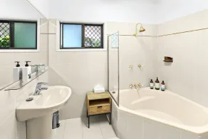 Willow Garden Stays Cairns - Beachfront Luxury Home - Image 5