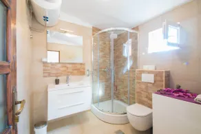 Beach within a few minutes, 2 bedrooms, private pool, completely fenced - Image 2