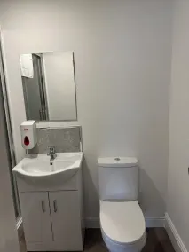 Continental Hotel with access to shared kitchen - Image 4