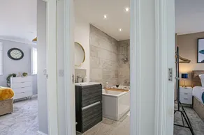 Redwald House 4-Bed 2.5 Bathroom - Sleeps 12 - Image 2