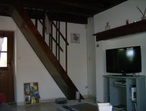 Pretty typical and old house in very good condition in the center and quiet - Image 2