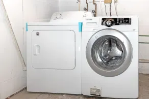 Sunny Escape: Vibrant Pool Home - Image 3