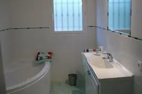 Stille und leuchtend Villa mit Grünflächen , Schwimmbad und Klimaanlage. - Image 3