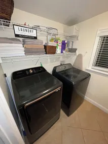 Nice 2Bedroom, 1,5 bathroom in Central location with secured parking. - Image 3