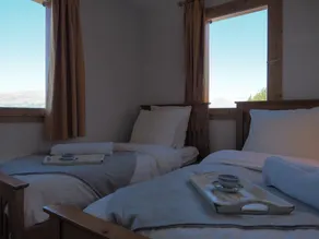 Light, bright 2 bed apartment for 6 people with lovely views and close to lifts - Image 5